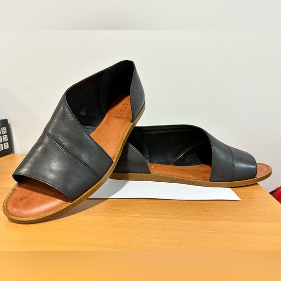 1. State black leather sandals, brand new new in box - Picture 2 of 7